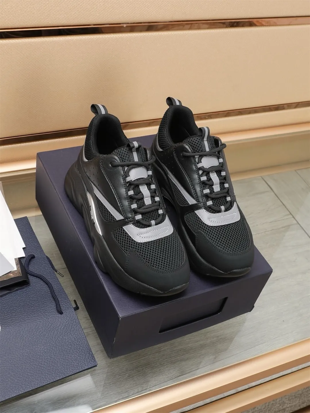 Men's shoes 💰P460💰【Dior】Dior✨ is online at the same time👏 This casual sneaker is a new product in the series and continues Di*r's classic style. The upper is made of original mesh and cow leather, with a two-color textured outsole, and the brand's iconic details on the rear collar and heel to enhance the style. Fashionable and versatile. Wear it with jeans or slacks for a casual look. Size: 38-44 (45 customized)